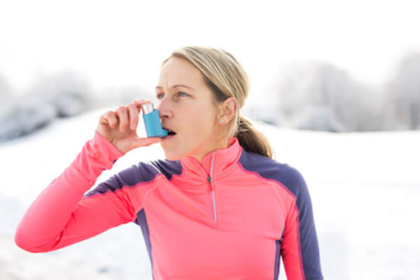 冬季跑步者使用救援吸入器。