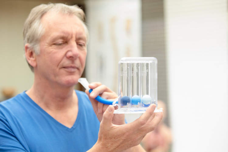 一名男子正准备做呼吸测试。