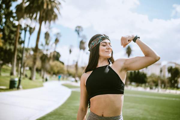 女人做肌肉手臂 - 骄傲