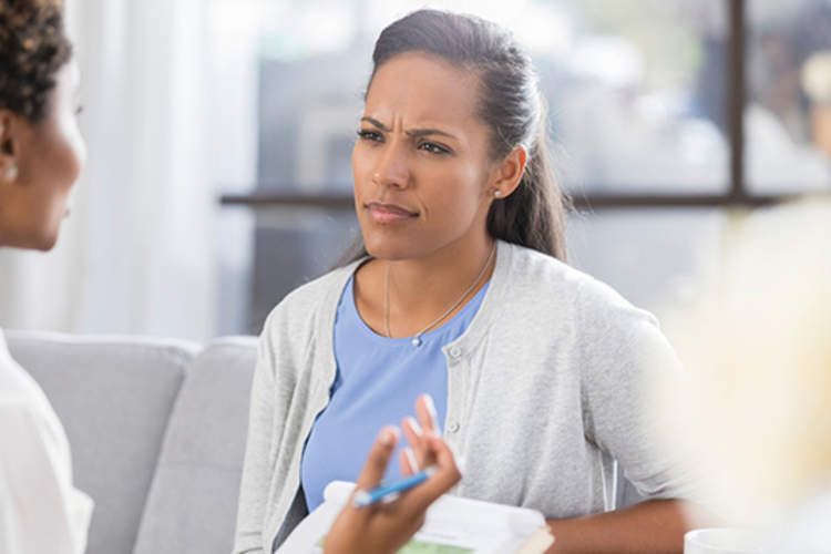 困惑耐心倾听医生。