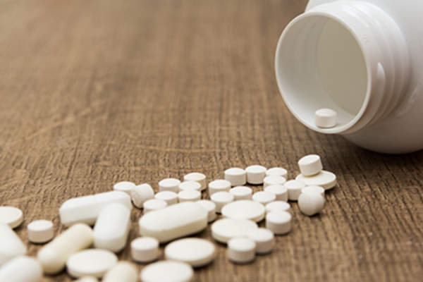 消炎药从瓶子里倒出来