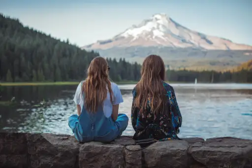 两个年轻女人在大自然中交谈