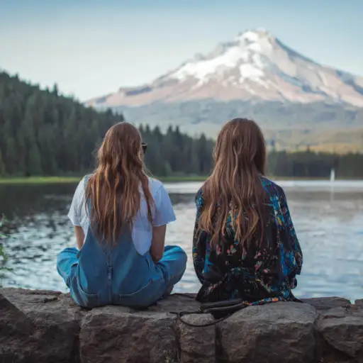 两个年轻女人在大自然中交谈