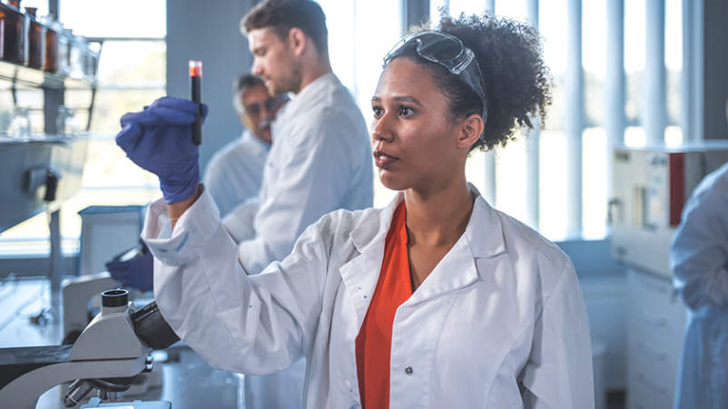 实验室技术人员正在分析一个血瓶。