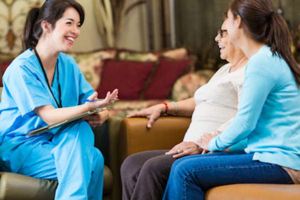 女儿在家照顾年迈的母亲