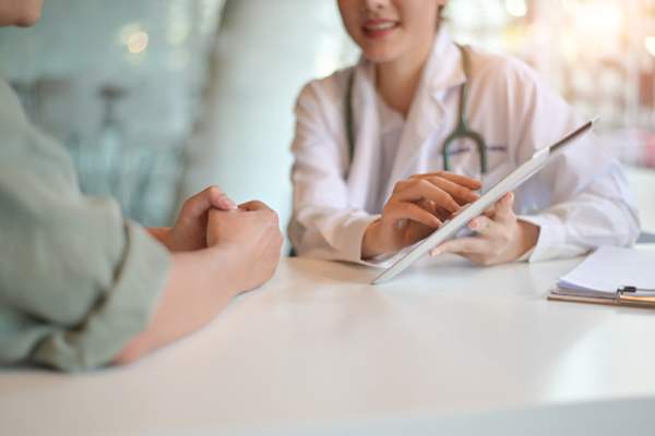 医生和病人谈话