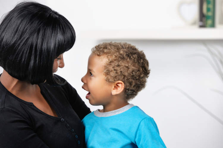 母亲和她蹒跚学步的孩子说话。