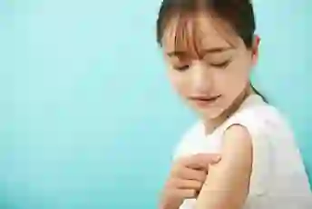 疫苗创可贴的女人。