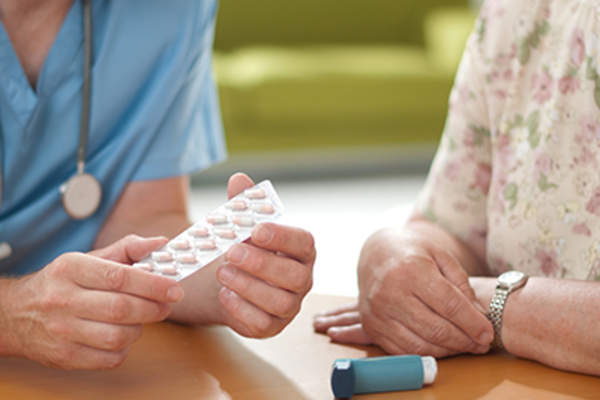 医生解释哮喘药物。