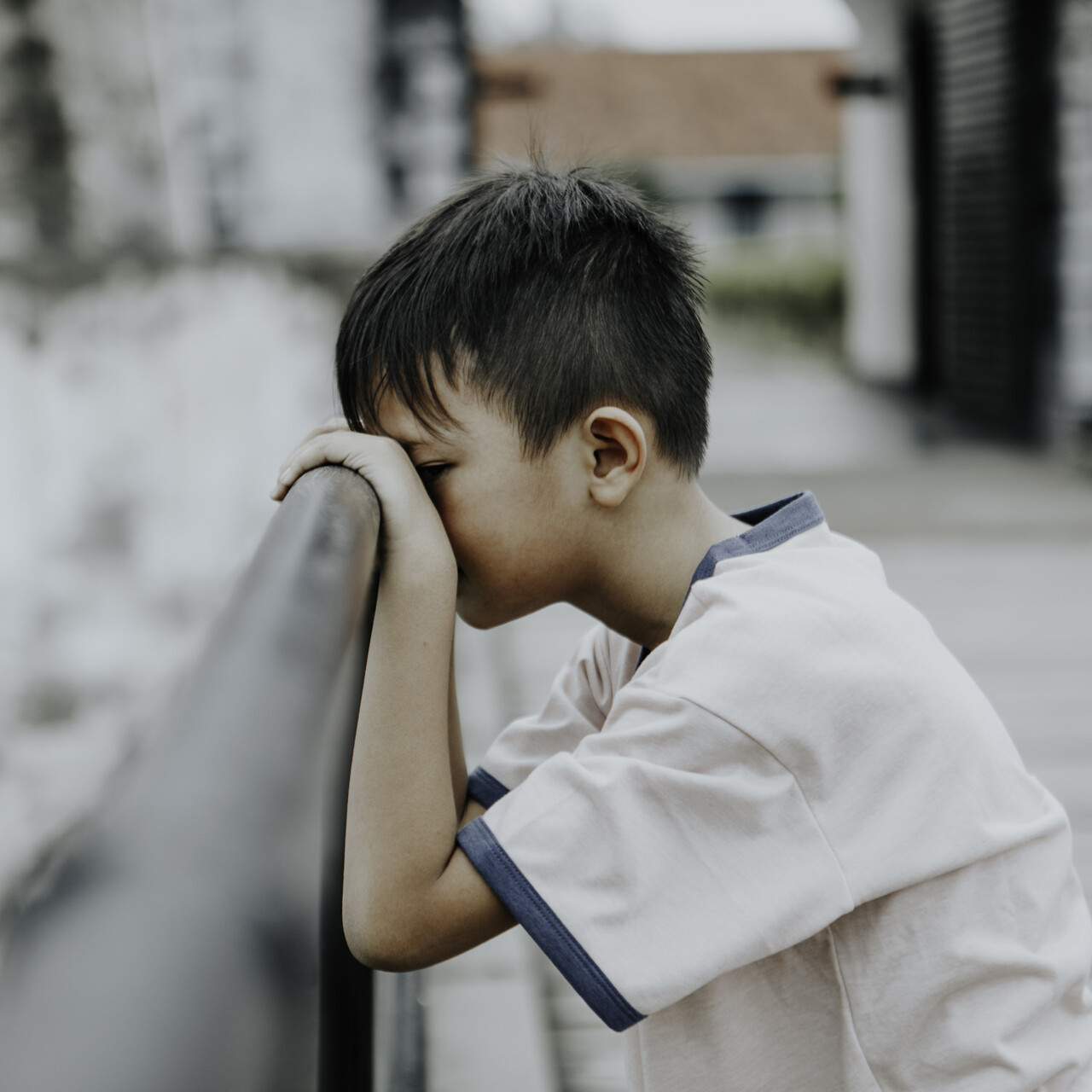 悲伤的小男孩。