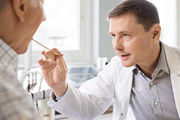 医生检查病人的口腔内部。