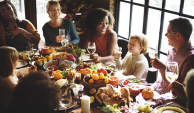 家庭吃在餐桌上的节日大餐。