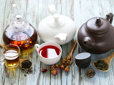 各种茶点和茶壶。