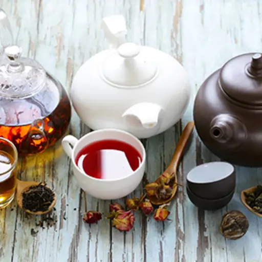 各种茶点和茶壶。