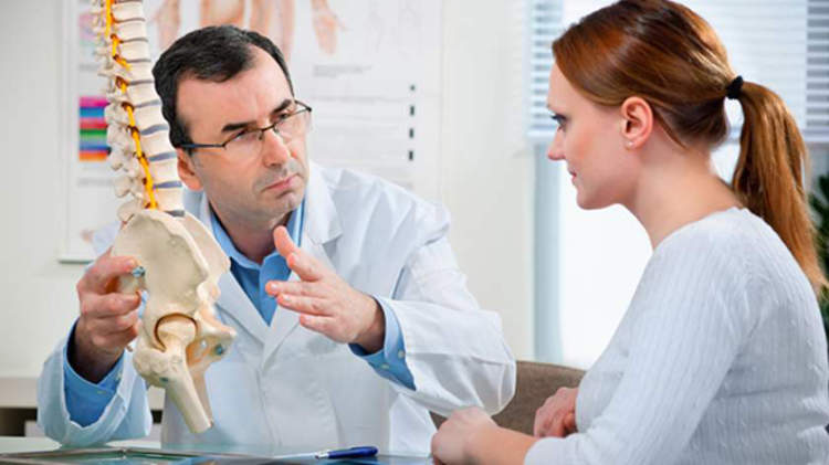 医生解释强直性脊柱炎于女人。