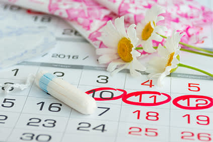 月经周期的日历和月经用品。