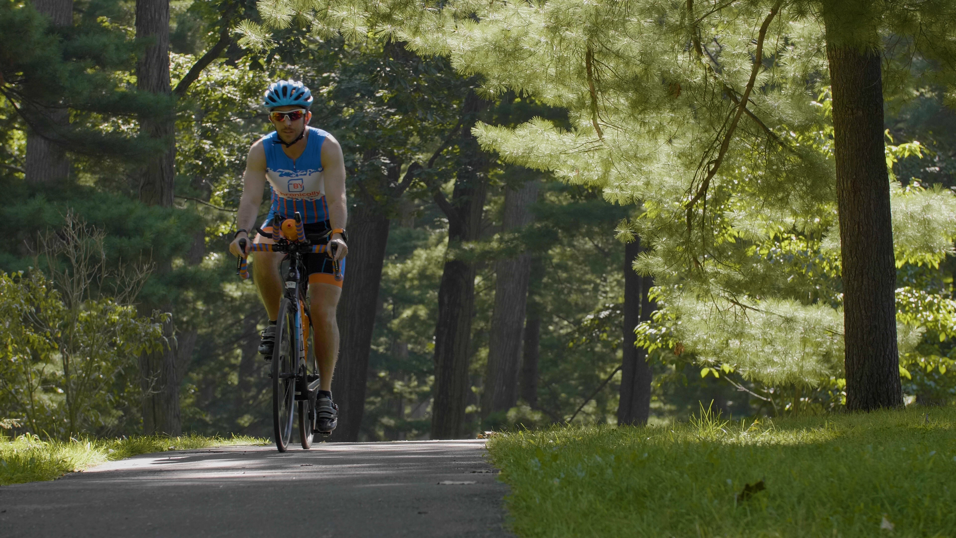 布莱恩·格林伯格在铁人三项赛中骑自行车