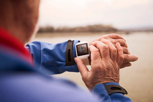 老年人在看健身手表上的心率