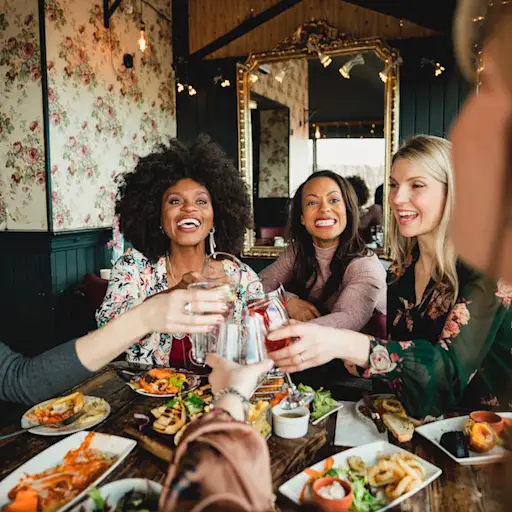 和朋友一起吃饭