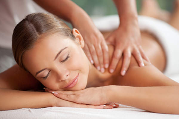 享受按摩的女人。