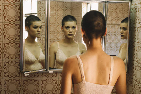 女人在镜子