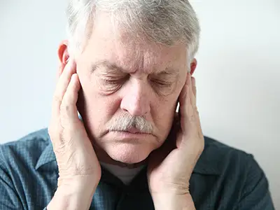 年长的人耳朵疼。
