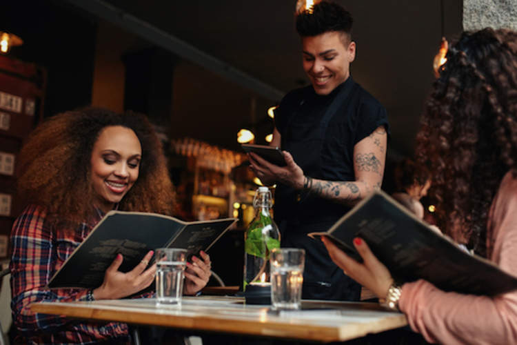 女性在咖啡馆让以服务器。