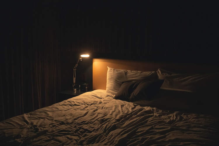 卧室在夜间。