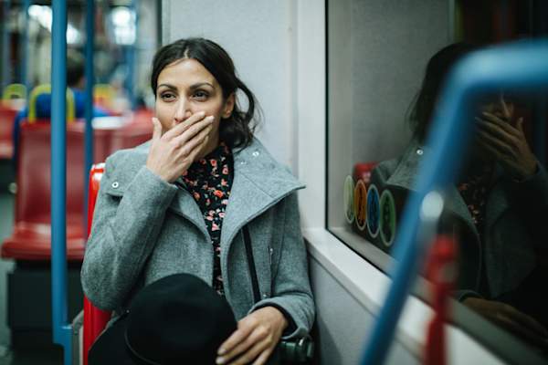 疲乏的妇女在公共交通