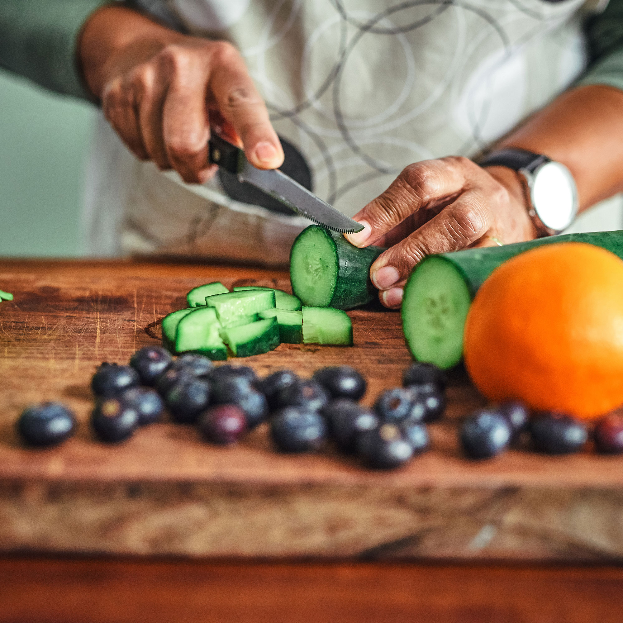 一个人砧板切蔬菜