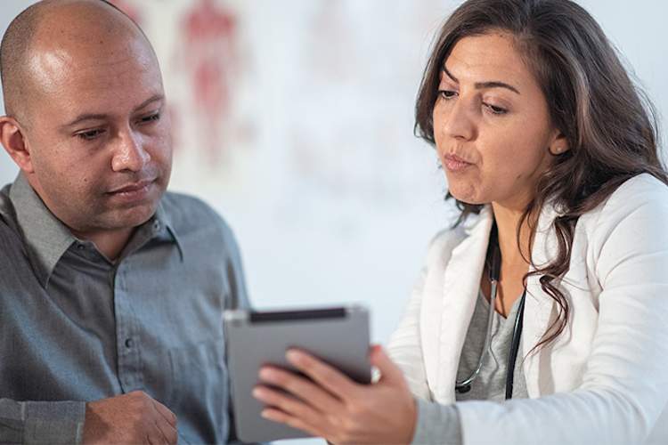 医生交谈关于治疗男性患者。