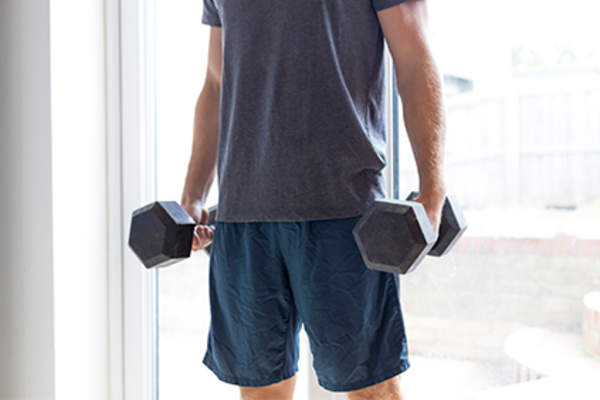 男子拿着哑铃。