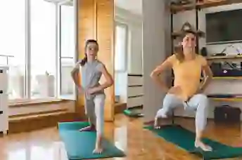 母女俩在家做瑜伽。