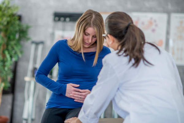 女子与医生胃痛说话