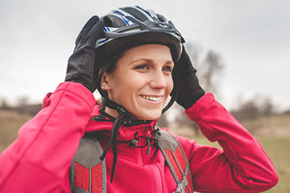 戴自行车头盔的女人。