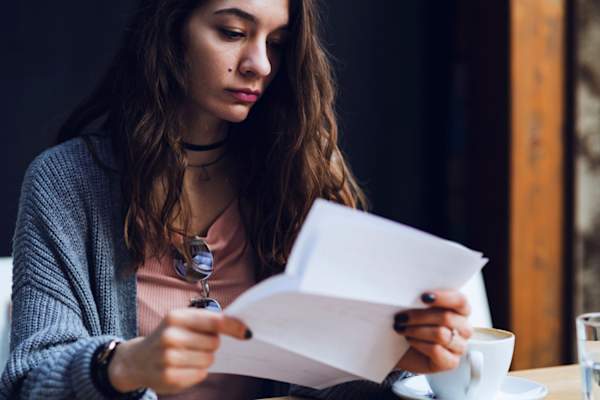 脸上有痣的女人在看文件