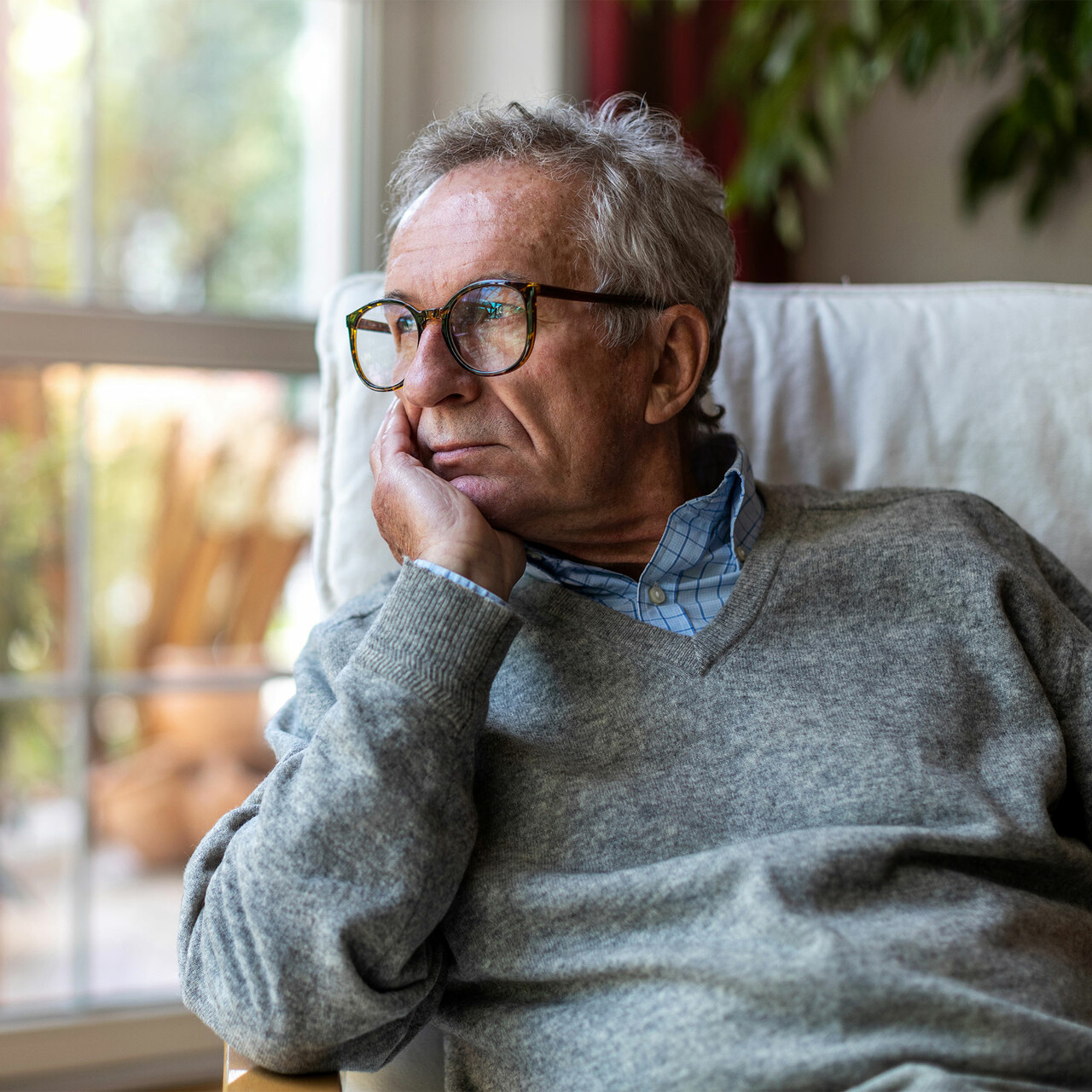 男人在家里看向一边