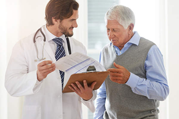 医生正在和一位老病人谈话。