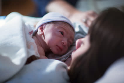 刚出生不久就有母亲的新生儿。