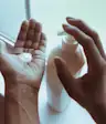 化粧水をつける手
