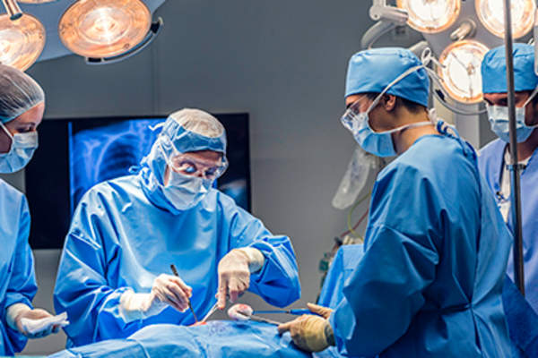 医生在手术室。