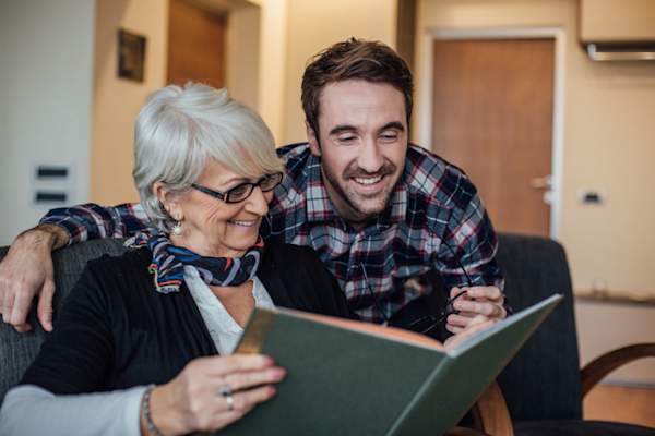 母亲和儿子在看家庭相册
