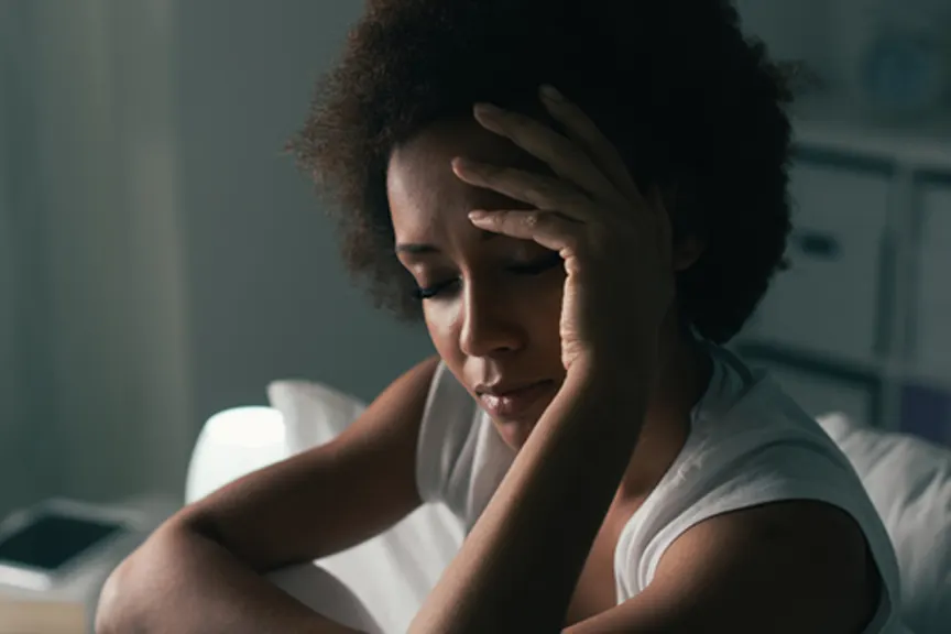 患有睡眠障碍的年轻女性无法入睡。