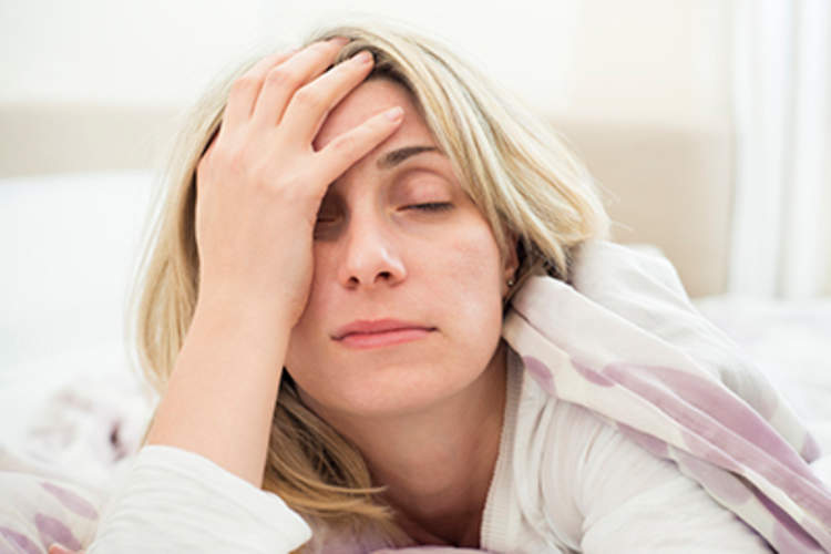 一个女人与纤维肌痛疲劳斗争。