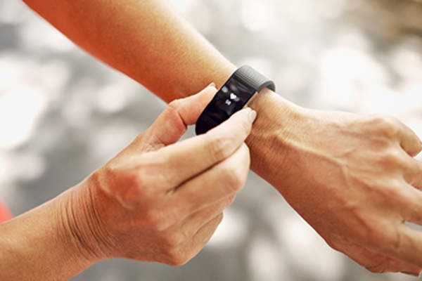 女性手腕上的健身跟踪器。