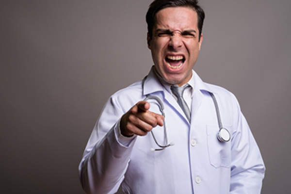 男医生指指点点。