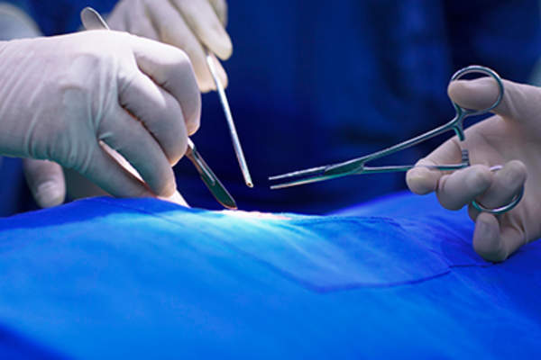 执行在医院手术室外科医生的手。