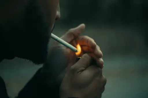 男人照明香烟
