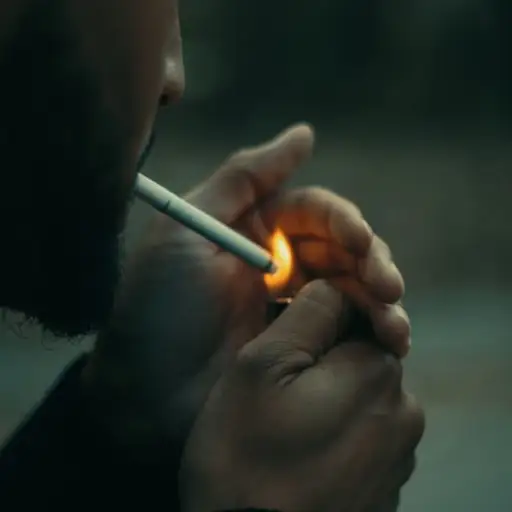 男人照明香烟