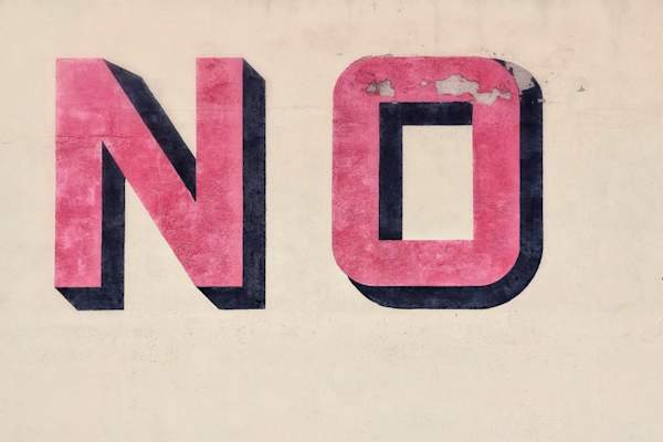 写着“不”的涂鸦